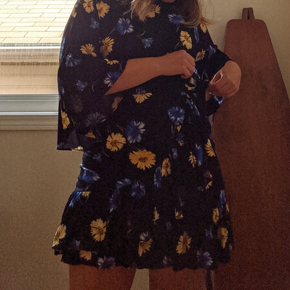 Floral bell sleeve mini dress - Picture 1 of 2